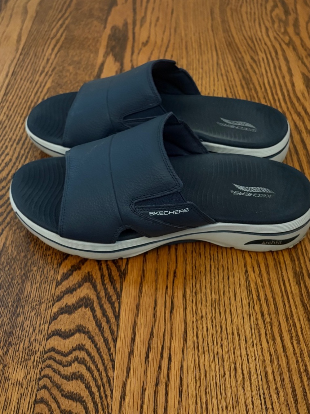 Men’s Skechers sandal size 10. Navy blue